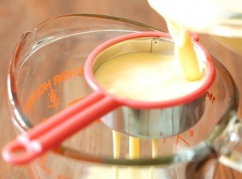 step6: 以小孔濾網過濾。