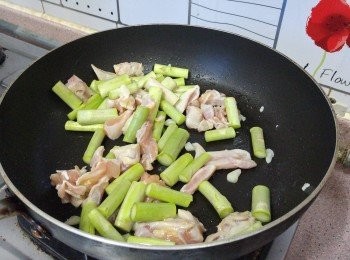 step3: 下露荀兜炒至雞肉熟透