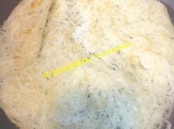 step2: 2個鑊同時
1個下油煎香米粉
另1個下油中火爆香薑片至微焦，中途加入指天椒，乾葱頭，2棵葱和餘下8棵葱的絲色部份