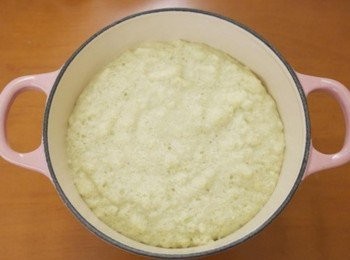 step8: 將混和好的麵糊倒入鍋中~放入預熱150度烤箱烤約50-55分鐘即可^^