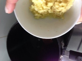 step1: 先將薑去皮磨成蓉用手及隔篩泎出薑汁備用