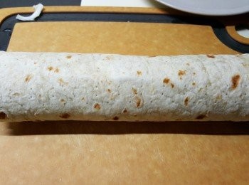 step6: 最後將餅皮捲好，即可。