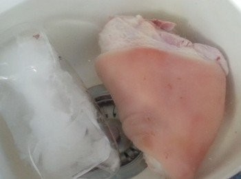 step2: 再浸冰水(作用是令豬皮更爽口)
