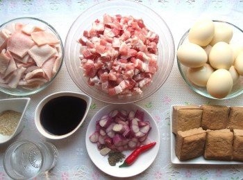 step1: 準備所有材料。先將五花肉放冷凍室冰凍成型再切。