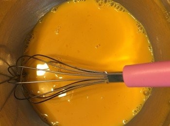 step1: 牛奶加熱到人體體溫，混合蛋黃，用手動打蛋器(whisker)混合，一混合就要停手，不要過度攪拌，避免制造更多泡泡。菜油加入蛋黃糊拌勻至完全混合。