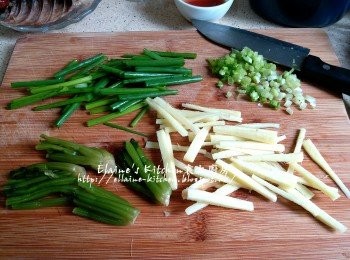 step1: 雪菜切去頭 (頭留起) , 薑去皮切絲及切粒 , 青蔥切段 , 蔥白切粒
