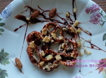 step7: 把玫瑰脆餅沾上甜酒或蜜糖，然後洒上玉桂粉及杏仁粒即成，放在保鮮盒在室溫可存放1星期