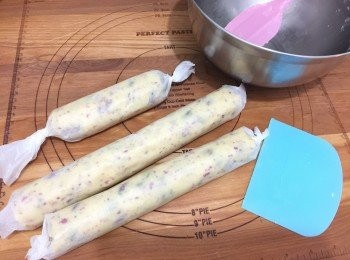 step5: 搓長雪硬，切片，用160度風，焗15分鐘即成。