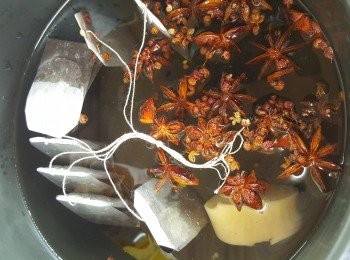 step4: 將蛋放回飯煲中，加入熱水蓋過雞蛋，再放入茶包、八角、濃湯寶、油及鹽做成滷汁。