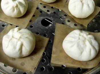 step6: 將水煮滾，包子進蒸籠蓋蓋，大火蒸10分鐘至熟即可。（Jojo Low細細語：水分量一定要足夠大火滾15分鐘，這樣水蒸汽才足夠讓包子膨大）