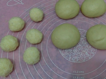 step5: 椰蓉、牛奶、雞蛋液和白糖混合在一起拌勻，分成6等份。