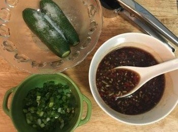 step1: 豬五花先拿去冷凍庫冰定型，這樣較容易切片。 接著先將小黃瓜、蔥、辣椒、蒜都用可飲用的水清洗後瀝乾。小黃瓜用鹽抓一下後再用可飲用的水清洗掉鹽。蒜頭用擠蒜器壓成蒜泥；辣椒去籽後略拍，切絲後再切成末；蔥切花備用。 將蒜泥、辣椒末與醬油膏、水、黑醋、香油混勻備用。