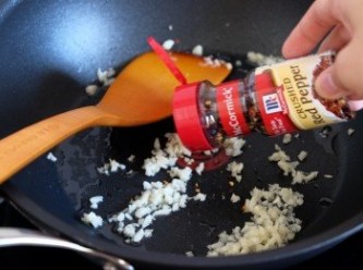 step5: 在鍋內下少許橄欖油，炒香蒜粒，加入紅辣椒碎（如有）炒勻