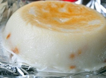 step9: 等到全涼後，再輕鬆倒扣取出枸杞蘿蔔糕，因步驟四有將內鍋塗上一層橄欖油讓蘿蔔糕不沾黏內鍋，更容易取出，完成簡單養生傳統的蘿蔔糕~