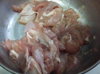 step1: 雞脾肉切絲，用生抽，糖，麻油，豆粉及胡椒調味。