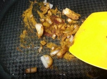 step4: 先用1湯匙油起鑊,爆香乾蔥及咖哩粉