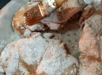 step6: 皮向上,用油掃印上一層薄油,只需印油面層