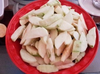 step2: 先將蘋果去皮，去芯，切成半吋厚片，淋檸檬汁以防變黑。將蘋果靜置30分鐘，讓水份流出，瀝乾水份