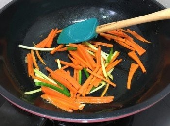 step6: 燒熱油鑊, 先炒香韮王 香蔥及紅蘿蔔至軟身及香味突出