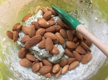 step6: 加入杏仁，快速攪混。
