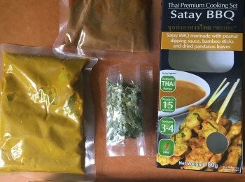 step1: 內有如下:
沙爹BBQ醃料 (Satay BBQ Marinade)
乾香料 (Dried Spice)
泰式花生醬 (Thai Peanut Sauce) 
竹籤 (Bamboo Sticks)