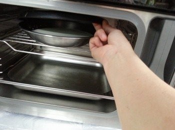 step6: 倒粉漿入蒸碟,蓋上大碟防倒汗水,將粉漿用大火蒸30分鐘,灘凍待用