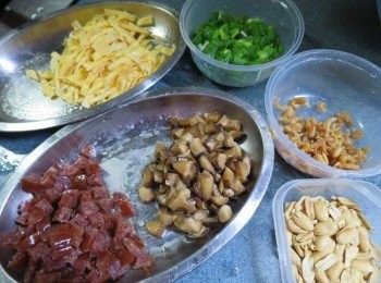 step6: 預備好所有材料:蔥洗淨切粒,蝦米浸軟洗淨待用