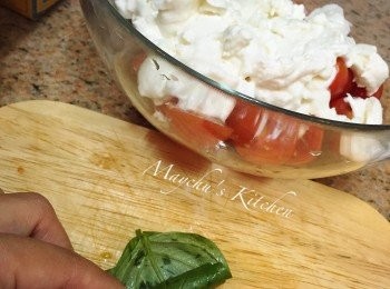 step3: 羅勒葉捲起然後切絲。撒在沙律表面，澆上橄欖油、黑醋、鹽和黑椒調味。