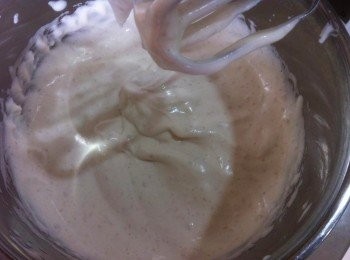 step1: 將蛋和白砂糖加入大碗中，用電動打蛋器高速打發約3分鐘左右，然後加入芋頭泥，再以高速至如圖一樣，蛋糊斷裂掉下不會這麼快下沉即可。