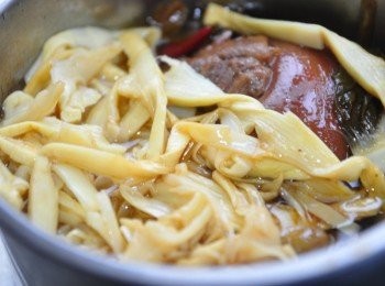 step14: 在第2次外鍋加冷水燉煮後約15分鐘，再把筍絲放入鍋中一起燉煮待電源跳起後