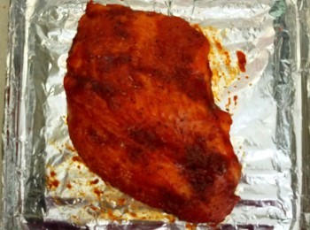 step2: 焗爐先用220度預熱五分鐘 ，然後用220度焗豬頸肉15分鐘，掃上蜜糖後再焗5分鐘便完成。