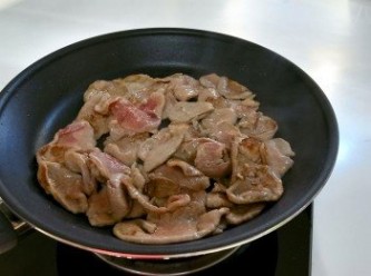 step3: 放入一小匙的油，拌炒豬菲力肉排。