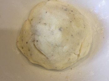 step5: 薯蓉加鹽和黑胡椒調味。薯仔比較淡口，可以加多少少鹽。再下00麵粉，用手搓勻。不要過份擠壓，麵粉也不要下太多，這樣會使成品太煙韌。Gnocchi 應該係輕身和軟熟的。粉團搓好，放室溫一小時左右。