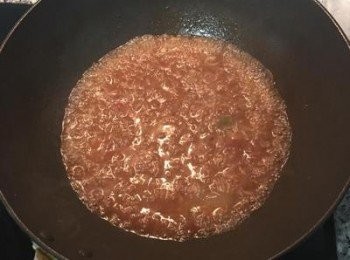 step6: 將鍋內湯汁煮滾，加入蕃茄醬並用太白粉或玉米粉和水後倒入湯汁中勾薄芡，再用湯匙淋在雞腿上即可。