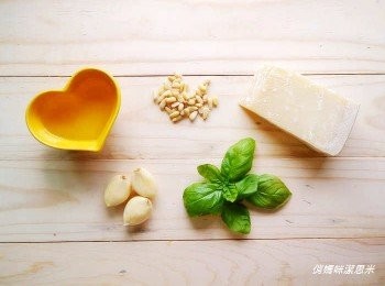 step1: *準備五<span class="group_1">食材</span>:羅勒，松子，起司，大蒜，橄欖油~ *羅勒葉洗淨後要擦乾~