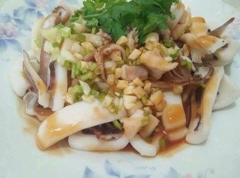 step4: 盤上撒上蒜頭、香菜、蔥珠，並淋上少許愛之味甜辣醬，沾著醬料食用，即可盛盤享用原汁原味，遠近馳名的澎湖道地鮮美Q彈野生小管！