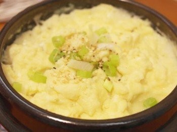 step7: 撒上蔥花後看起來更美味呢!!煮完後其實比較澎，現在有點消下去了&gt;"