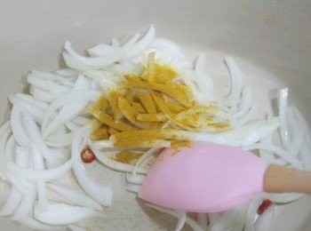 step2: 將湯與蔬菜取出後~~在鍋中倒入些許油加入洋蔥絲.辣椒塊與咖哩粉拌炒^^