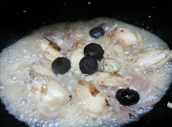 step12: 倒入黑蒜，大火煮至收汁
