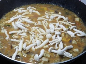 step10: 最後下雪白菇與<span class="group_2">調味料</span>，燉煮5分鐘即可