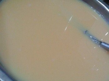 step2: 將薯粉加入2大匙的水拌勻加入打散的雞蛋，適量的胡椒粉和鹽再加入無糖豆漿，一起充份拌勻待用。