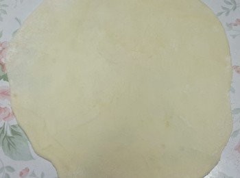 step4: 在枱上灑上麵粉，把麵糰擀成薄片