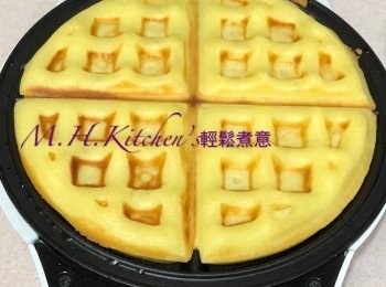 step38: 在燙板上倒入適量餅漿，蓋好待窩夫燙至金黃色盛起 *注意做起的第一塊不要，會有鐵銹味*