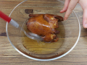 step7: 將烹調好的乳鴿放入麥芽水拿。
