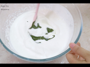 step9: 鮮忌廉逐少加入砂糖，以電動打蛋器打至企身。