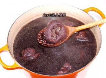 step3: 經過長時間的燉煮...黑豆會膨脹吸收湯汁,如果湯頭水份不足可依照個人喜好再加入適量的水調整。完成前加入鹽調味即可,亦可添加少許的米酒提味喔~