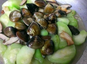 step3: 出水了再放蛤蜊~火轉中小火讓蛤蜊開口笑就可以囉~ 試一下味道不夠再調一點~