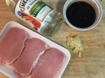 step1: 先調好辣味烤肉醬，用來醃肉。