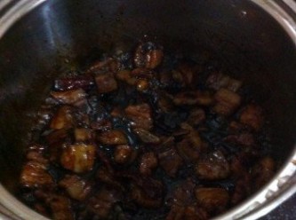 step4: 然後小火燜煮至半收汁，花肉的軟度視乎個人口感而調整。
