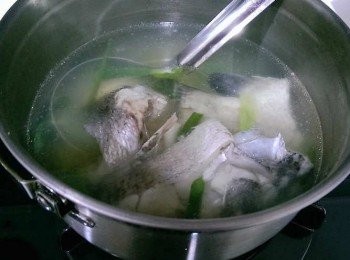 step1: *魚請魚販切塊。薑切片，蔥切段。魚洗淨。 *水滾後。放入薑片，鱸魚，米酒。